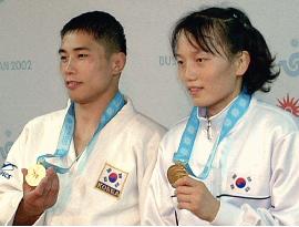 Korean lovers win gold medals